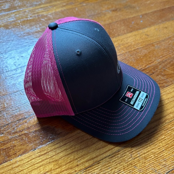 United Rentals Gray Pink Mesh Snapback Cap Trucker Baseball Hat Richardson NEW - Picture 2 of 5